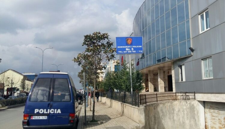 Nipi plagos me thikë xhaxhanë në Kamëz