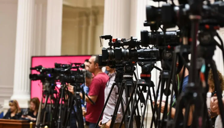 Raporti i SHGM-së: Sulmet online, pasiguria ekonomike dhe mosndëshkueshmëria mbeten kërcënim për gazetarët