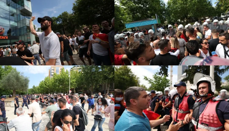Protestuesit përplasen me policinë te Parlamenti, 3 efektivë të plagosur, disa të shoqëruar. Çahet gardhi metalik para Kuvendit. Deputetët goditen me vezë, hidhet spray lotsjellës
