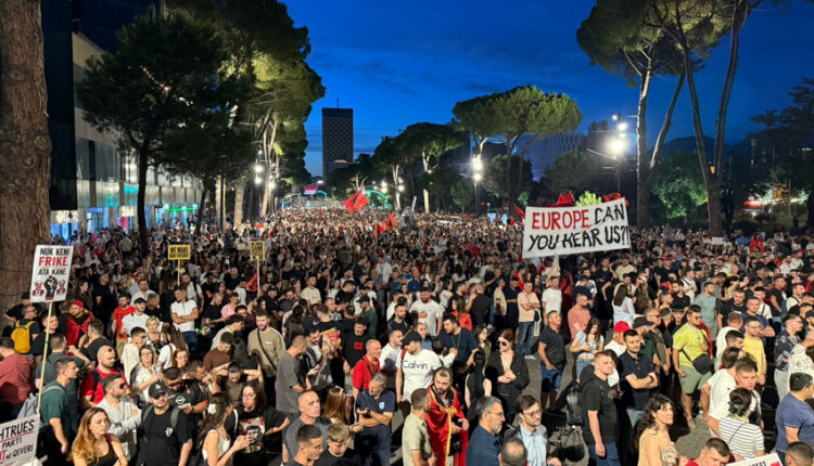Shqipëri / Revolta vazhdon, protestuesit mblidhen sërish për dorëheqjen e Ramës