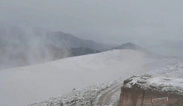 E pabesueshme në mes të verës në Maqedoninë e Veriut  Bora zbardh Pelisterin  temperaturat bien me 14°C brenda vetëm 24 orëve