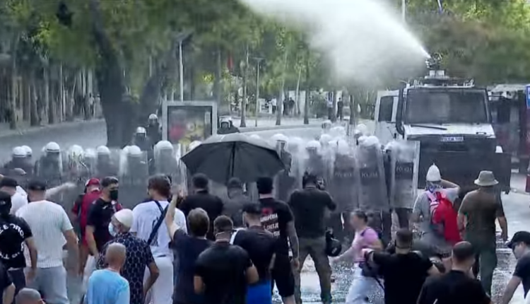 Seanca e fundit plenare/ Qytetarët protestë para Kuvendit, tensione me policinë. Hidhet ujë ndaj protestuesve (VIDEO)