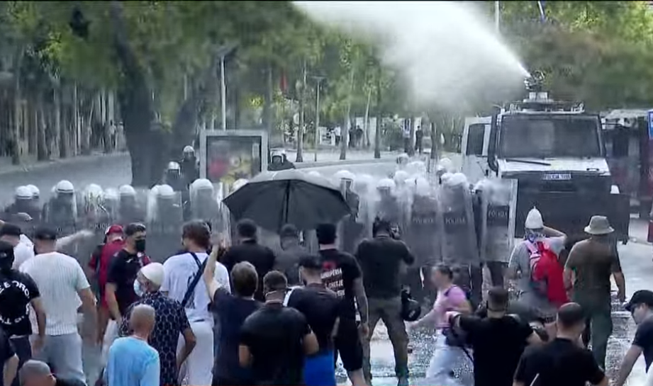 Seanca e fundit plenare  Qytetarët protestë para Kuvendit  tensione me policinë  Hidhet ujë ndaj protestuesve  VIDEO 