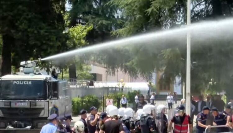 Përplasjet në protestën para Parlamentit të Shqipërisë, arrestohen 19 persona, procedohen 12 të tjerë