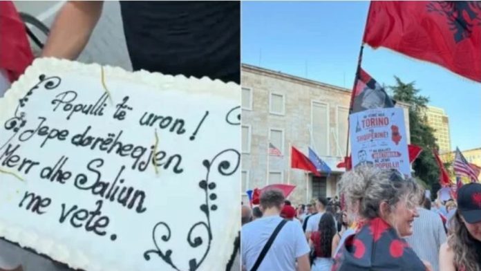 Dita e 35 të e protestës  pjesëmarrësve u bashkohen edhe nga diaspora  tortë Ramës për ditëlindje  Merr edhe Saliun me vete