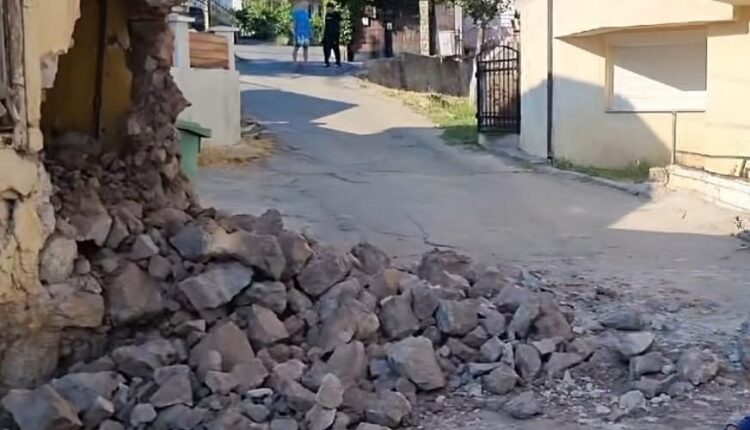 Incident i pazakontë në Shtip: Ekskavatori shemb një pjesë të shtëpisë derisa familja ishte duke fjetur