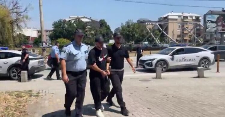 Me pranga në duar, arrinë në prokurorinë e Gostivarit tre të arrestuarit për çështjen e ujit