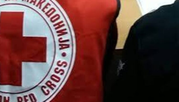 Një person ka vjedhur automjetin e Kryqit të Kuq, voziti pa patentë dhe aksidentohet