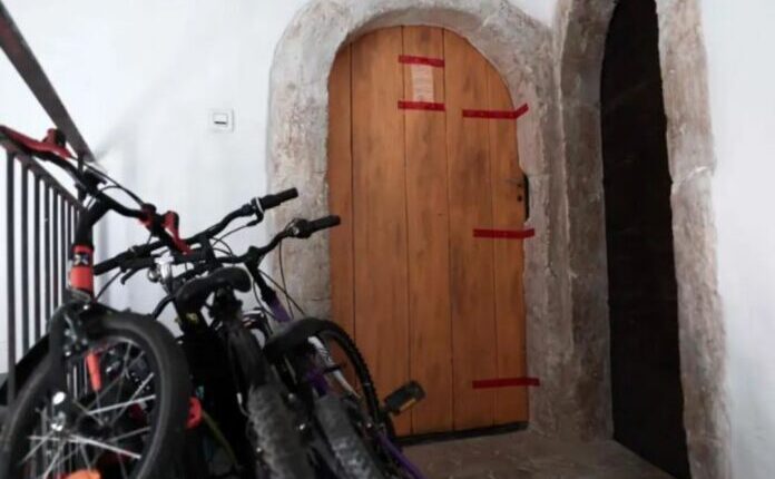 E rëndë! Zbulohen trupat e 5 foshnjave në kuti kartoni brenda një apartamenti në Francë