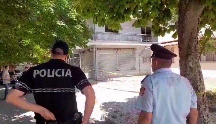 Plagosi komshiun me thikë për motive banale, detaje nga ngjarja në Korçë, identifikohen autori dhe i plagosuri
