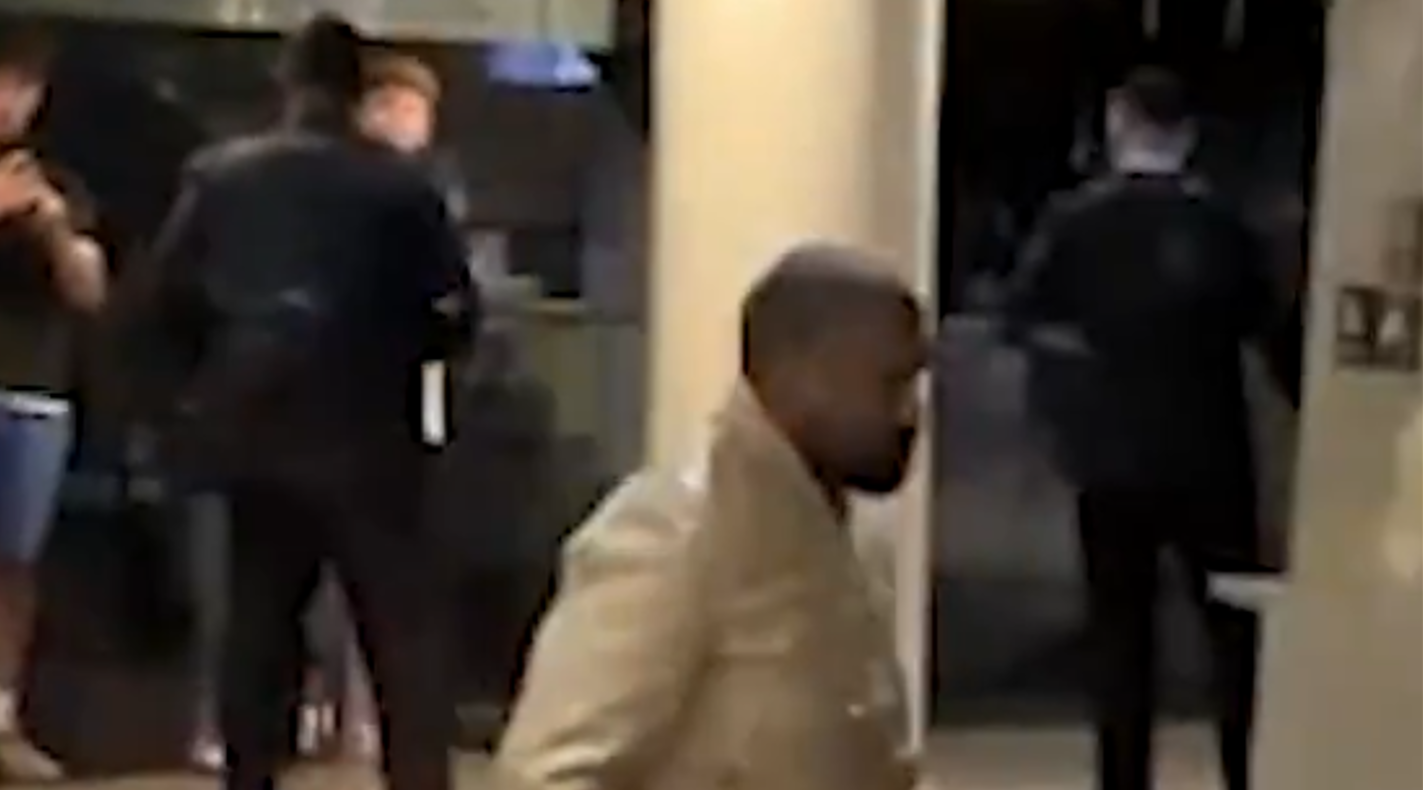 Kanye West mbërrin në Tiranë  pritet me brohorima nga fansat  VIDEO 