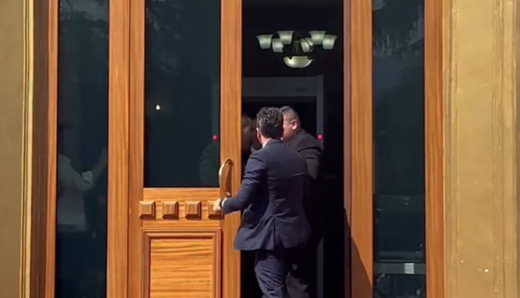 Dalin pamjet, momenti kur Shehaj nxirret nga ambientet e Kuvendit nga Garda (VIDEO)