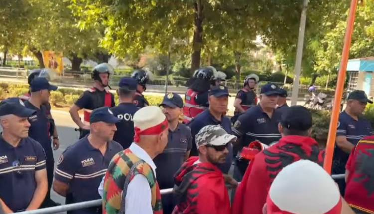 Hodhën sende të forta dhe mjete piroteknike në drejtim të Policisë, procedohen 30 protestues. Arrestohen 2 të tjerë