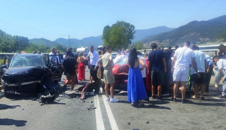 Aksident i rëndë në Rrugën e Kombit, dy persona në gjendje të rëndë