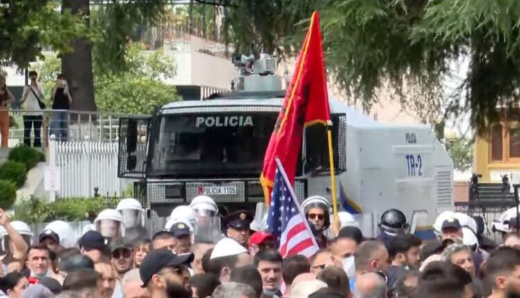 Tensione para Parlamentit, shoqërohen 8 persona, policia përdor spraj djegës
