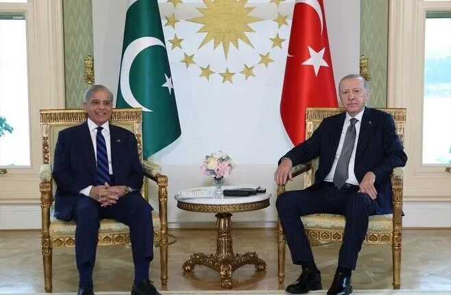 Presidenti turk Erdogan pret kryeministrin pakistanez në Stamboll