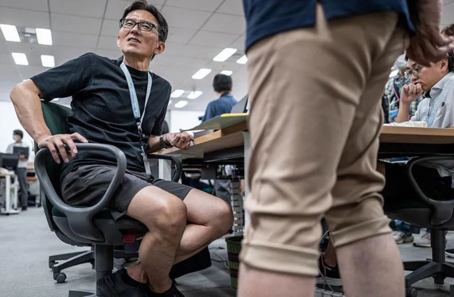 Tokio u lejon burrave pantallonat e shkurtra në punë  gratë ankohen për  qimet e këmbëve 