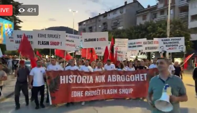 LIVE nga Tetova: Qytetarët protestojnë kundër rikthimit të emrave të ish-Jugosllavisë, marshim në mbrojtje të identitetit shqiptar (VIDEO)