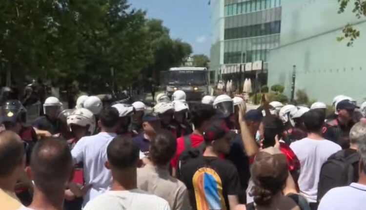 12 efektivë të dëmtuar gjatë protestës para Parlamentit, policia zbardh EMRAT
