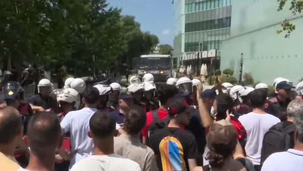 12 efektivë të dëmtuar gjatë protestës para Parlamentit  policia zbardh EMRAT