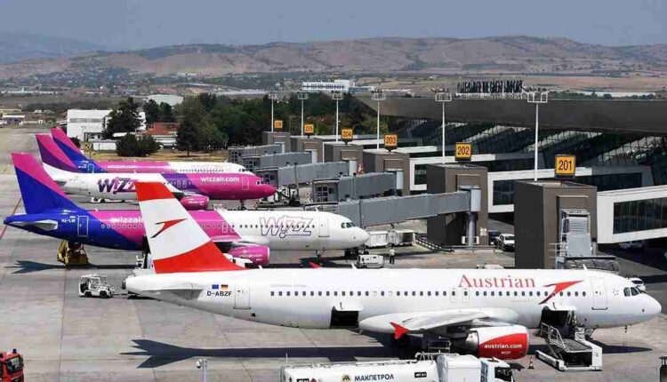 Dogana sekuestron bizhuteri “Swarovski” me vlerë rreth 5.400 euro në Aeroportin e Shkupit