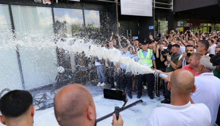 Fermerët e Kosovës në shenjë proteste derdhin qumështin para Ministrisë së Bujqësisë
