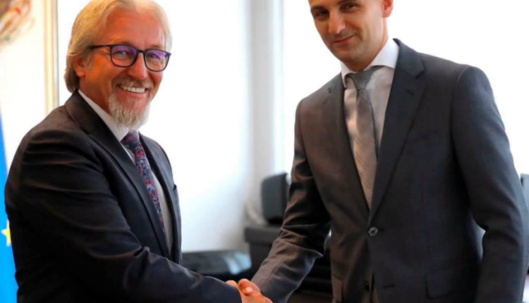 Fatmir Limani dorëzon detyrën e ministrit: Funksionet janë të përkohshme, shërbimi ndaj qytetarëve mbetet vlerë e përhershme