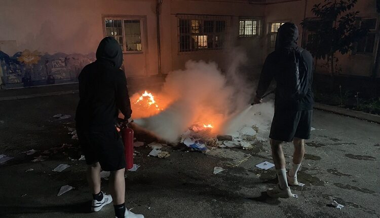 Incident në një shkollë fillore në Gjorce Petrov, libra të djegur në oborr dhe dyer të thyera