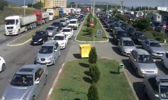 Në pikën kufitare Bogorodicë pritet deri në 15 minuta   ja gjendja në vendkalimet e tjera kufitare