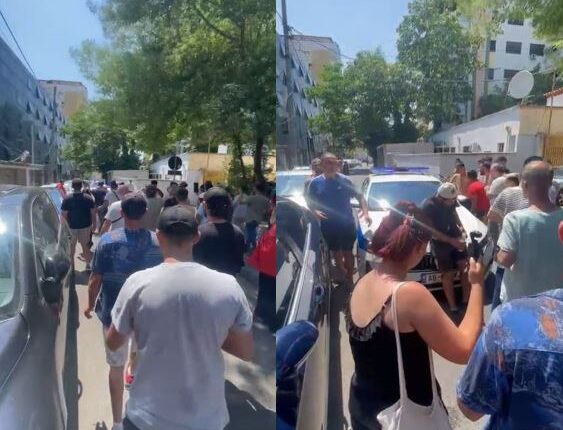 Protestuesit zhvendosen drejt komisariatit, automjeti i policisë nuk lejohet të kalojë (VIDEO)