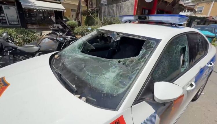 Protesta para Kuvendit përshkallëzon në dhunë, protestuesit thyejnë xhamat e automjetit të policisë (VIDEO)