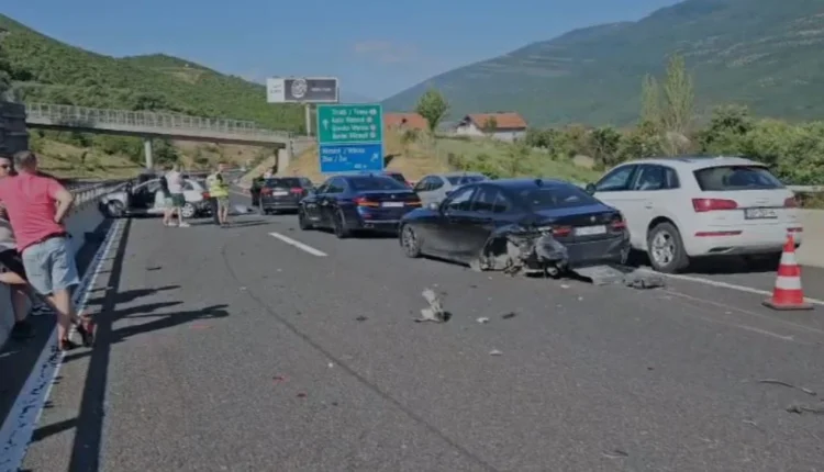 Aksident pranë pikës kufitare në Morinë, 6 makina përplasen mes tyre/ Shtatë të plagosur, mes tyre një grua shtatzënë dhe një fëmijë