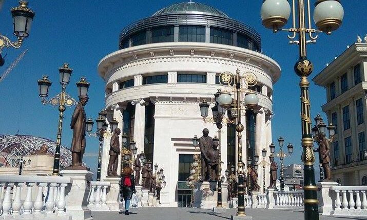 Shkup: Djali vret babanë me 30 goditje thike pasi ai sulmoi nënën, Prokuroria kërkon paraburgim