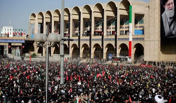 Mijëra njerëz mblidhen në Iran me fillimin e riteve mortore njëjavore për udhëheqësin suprem të vrarë Khamenei