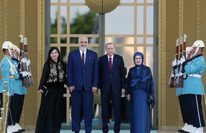 Mes tyre dhe Rama/ Ja dhurata simbolike që Erdogan u dha liderëve botërorë në samitin e NATO-s