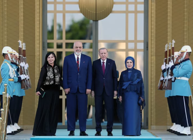 Mes tyre dhe Rama  Ja dhurata simbolike që Erdogan u dha liderëve botërorë në samitin e NATO s