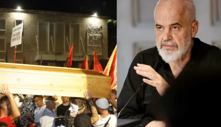 Arkmorti në duart e protestuesve, reagon Rama: Para 20 vjetësh ishte me të vdekurin brenda, sot tubimi në duar e llapaqorrëve dhe çakejve nga Prishtina e Tetova
