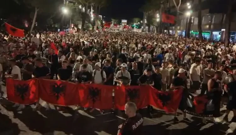 Dita e 38-të e protestës para Kryeministrisë, organizatorët: Nuk ndalemi deri në largimin e Ramës