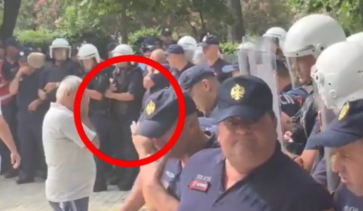 Përshkallëzohet protesta në Shqipëri, një efektiv policie goditet me gur në kokë