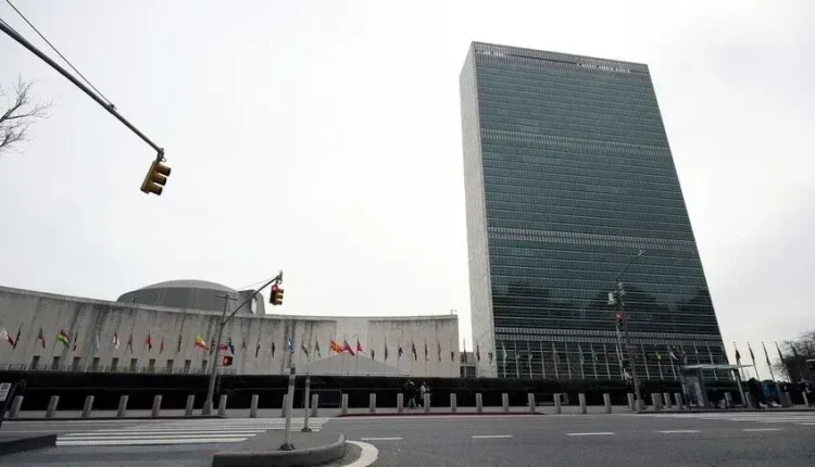 Një protestues i vë flakën vetes jashtë selisë së OKB-së në New York