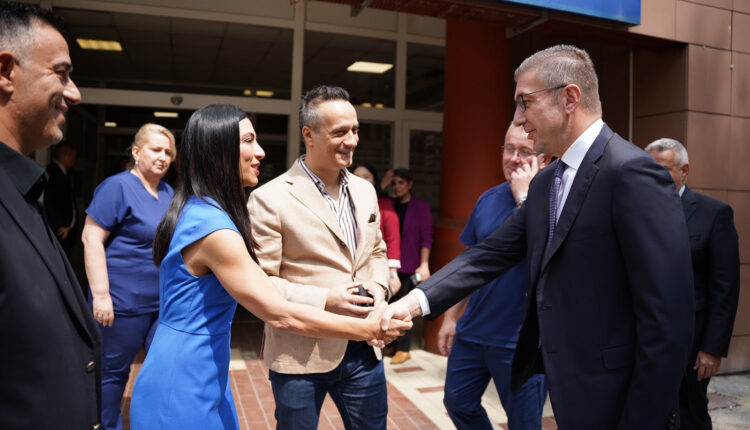 Mickoski pas stuhisë në Shkup: Dëmet do të evidentohen dhe do të kompensohen sipas ligjit