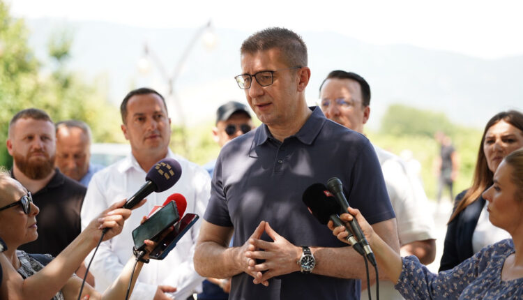 Mickoski nga Debërca: Me mbështetjen për komunat po realizohen rreth 1.200 projekte në të gjithë vendin
