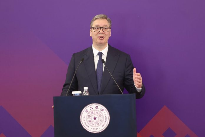 Vuçiq para ushtarëve  Kurrë mos e harroni   Kosova është pjesë e Serbisë 