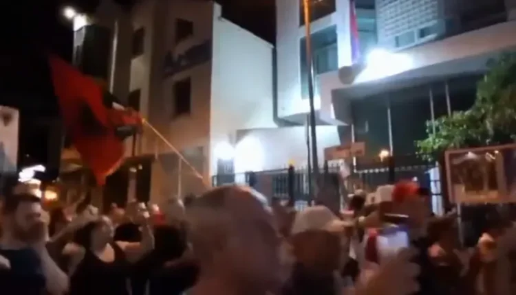 Protestuesit në Tiranë me brohoritje kundër Zelenskyyt pranë ambasadave të Ukrainës dhe Serbisë