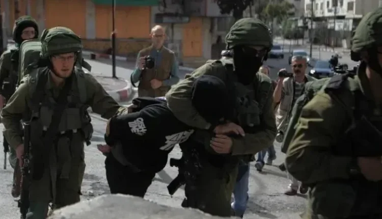 Ushtria izraelite arreston 2 palestinezë, pushtuesit bastisin një fshat në Bregun Perëndimor