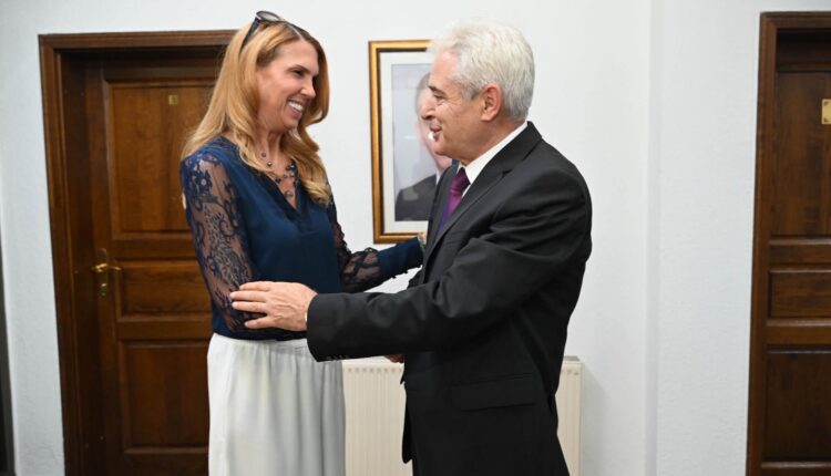 Ali Ahmeti mirëpret ambasadoren e SHBA-së, Nicole Varnes, në selinë e BDI-së në Reçicë (VIDEO)