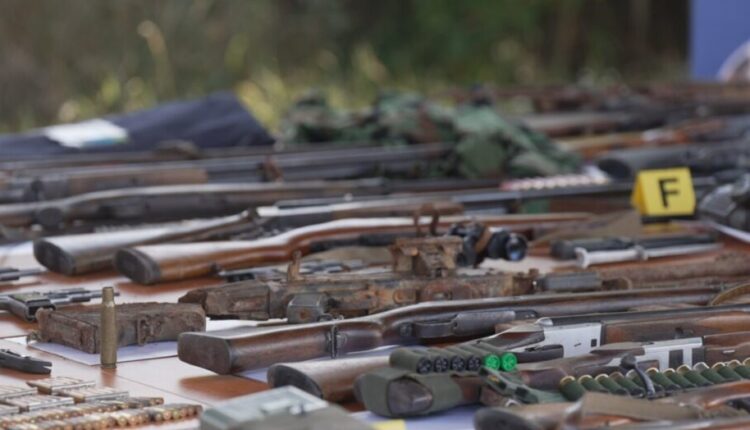 Sveçla: Gjendet arsenal armësh pranë lokacioneve të varrezave masive në Zubin Potok
