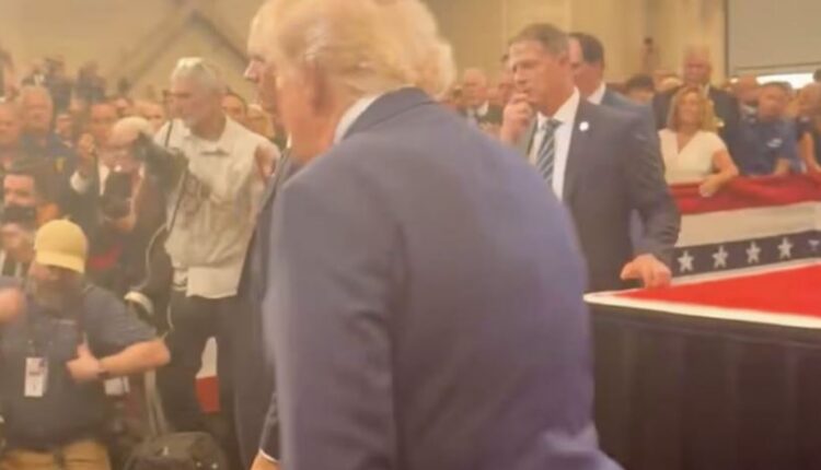 Çfarë është ajo nën xhaketën e Trump? Videoja virale po përhapet