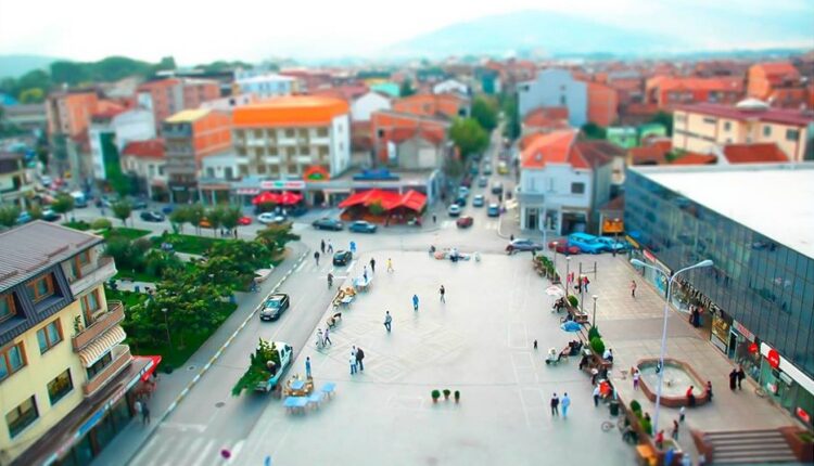 Rrihet keq 50-vjeçari në Gostivar: Tre persona e sulmojnë fizikisht për një vend parkimi