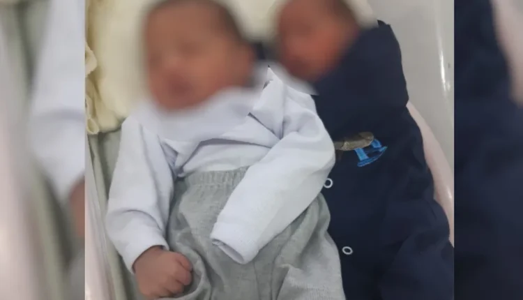 E pazakontë, 19-vjeçarja lind binjakë me baballarë të ndryshëm